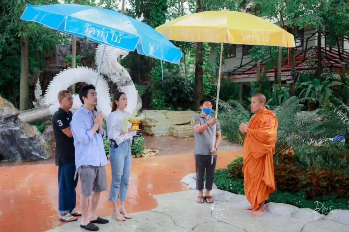 “อั้ม-ไฮโซพก” จับมือทำบุญที่วัดท่าไม้ พากันติดเกล็ดพญานาค