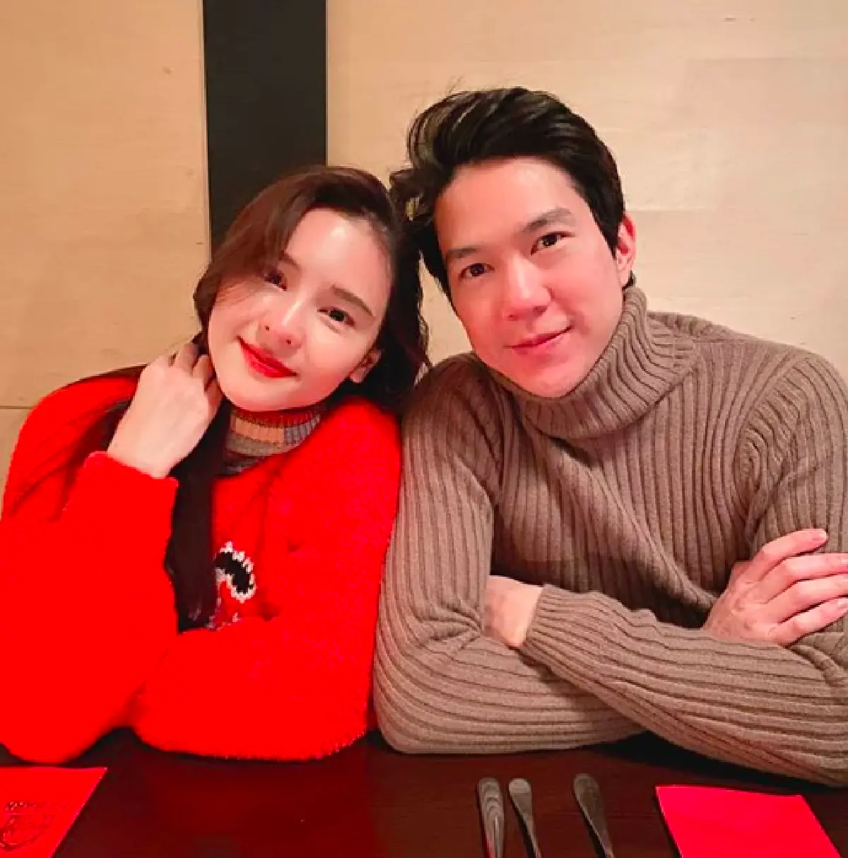 “ออม สุชาร์” ขอเฝ้าไข้ “แอมป์ พิธาน” ดูแลดีใกล้ชิดติดขอบเตียงคนไข้ ไม่ห่างไปไหน 