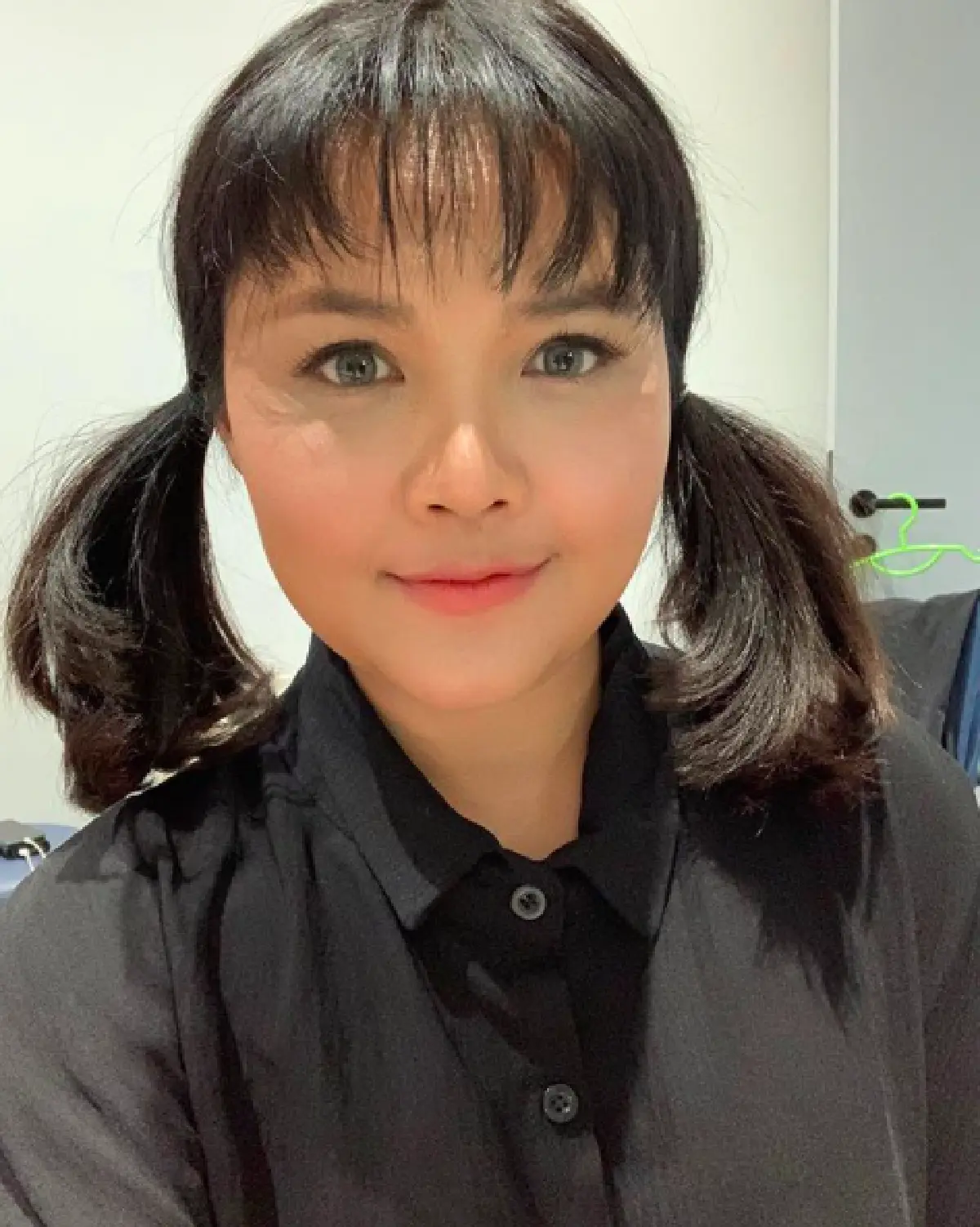 กระแทกสายตาเต็มๆ “ตั๊กแตน ชลดา” เผยลุคใหม่ตัดผมม้า แต่มีสิ่งอื่นทำโฟกัสมากกว่า