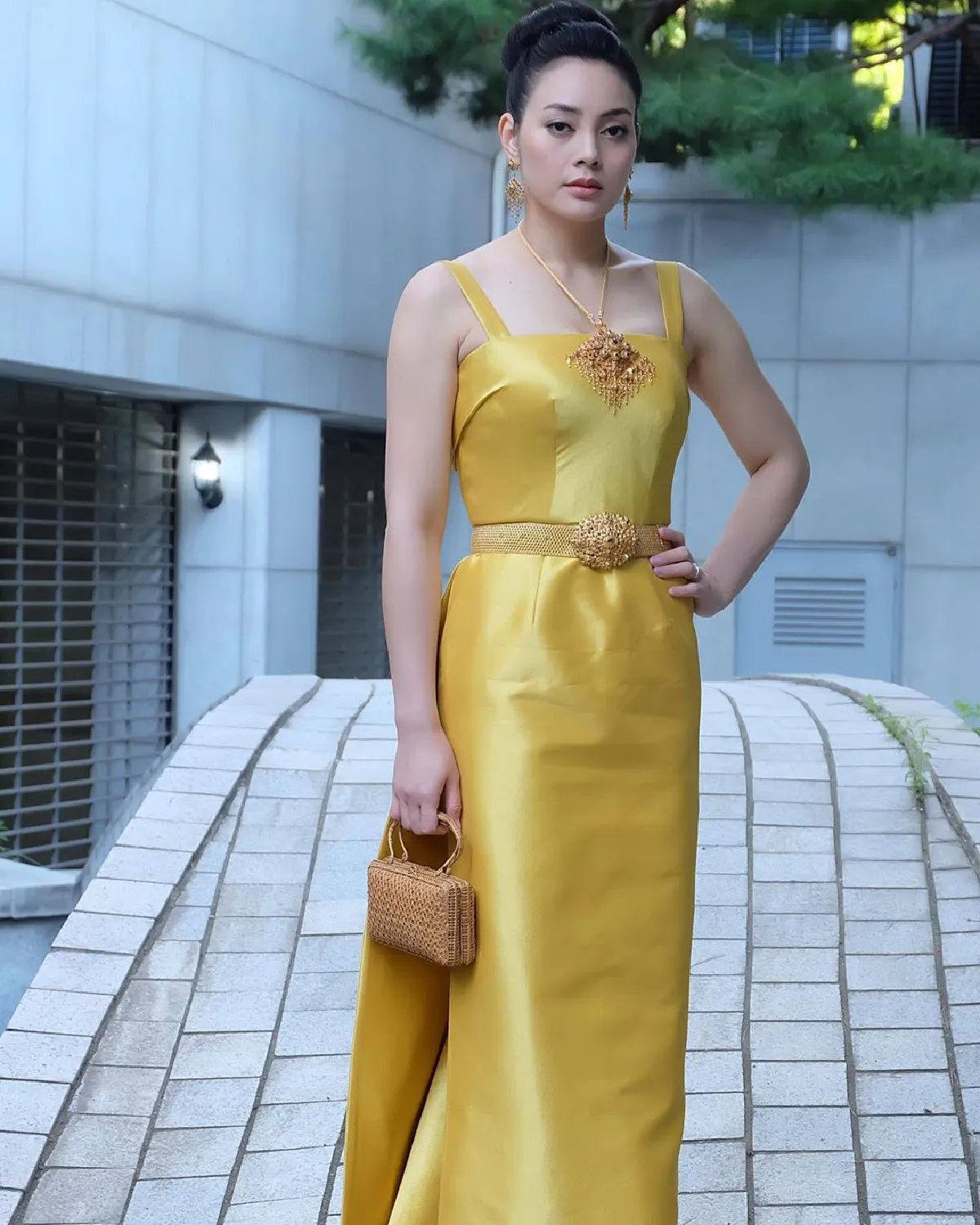 ตั๊ก บงกช ทำบุญซื้อต้นไม้ใหญ่ 4 แสนกว่าบาท ถวายเป็นเจดีย์ต้นไม้ 