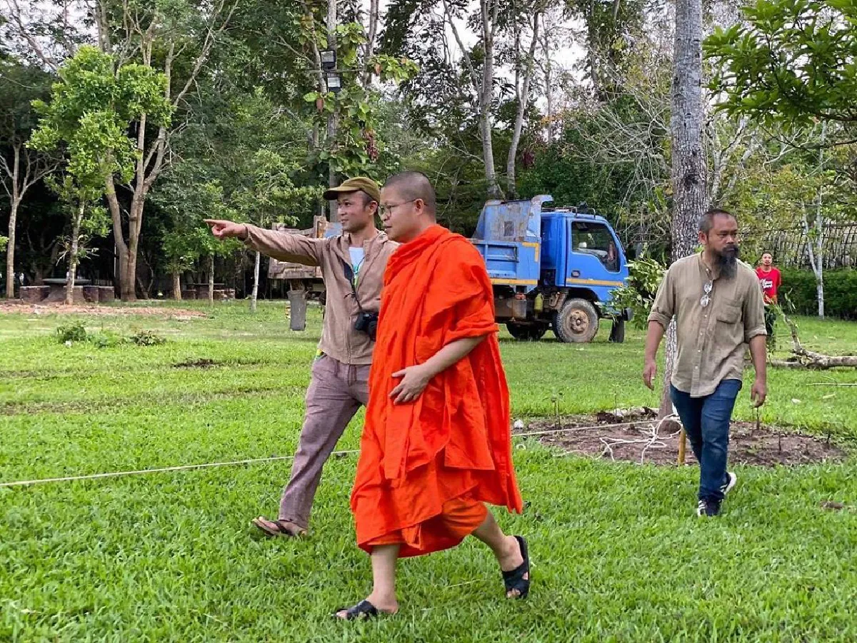 ตั๊ก บงกช ทำบุญซื้อต้นไม้ใหญ่ 4 แสนกว่าบาท ถวายเป็นเจดีย์ต้นไม้ 