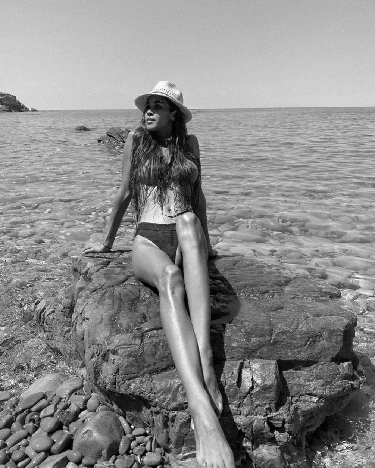 เอาผมออกไป! “เมญ่า นนธวรรณ” นุ่งบิกินี่โพสท่าอวดหุ่นแซ่บบนโขดหิน 