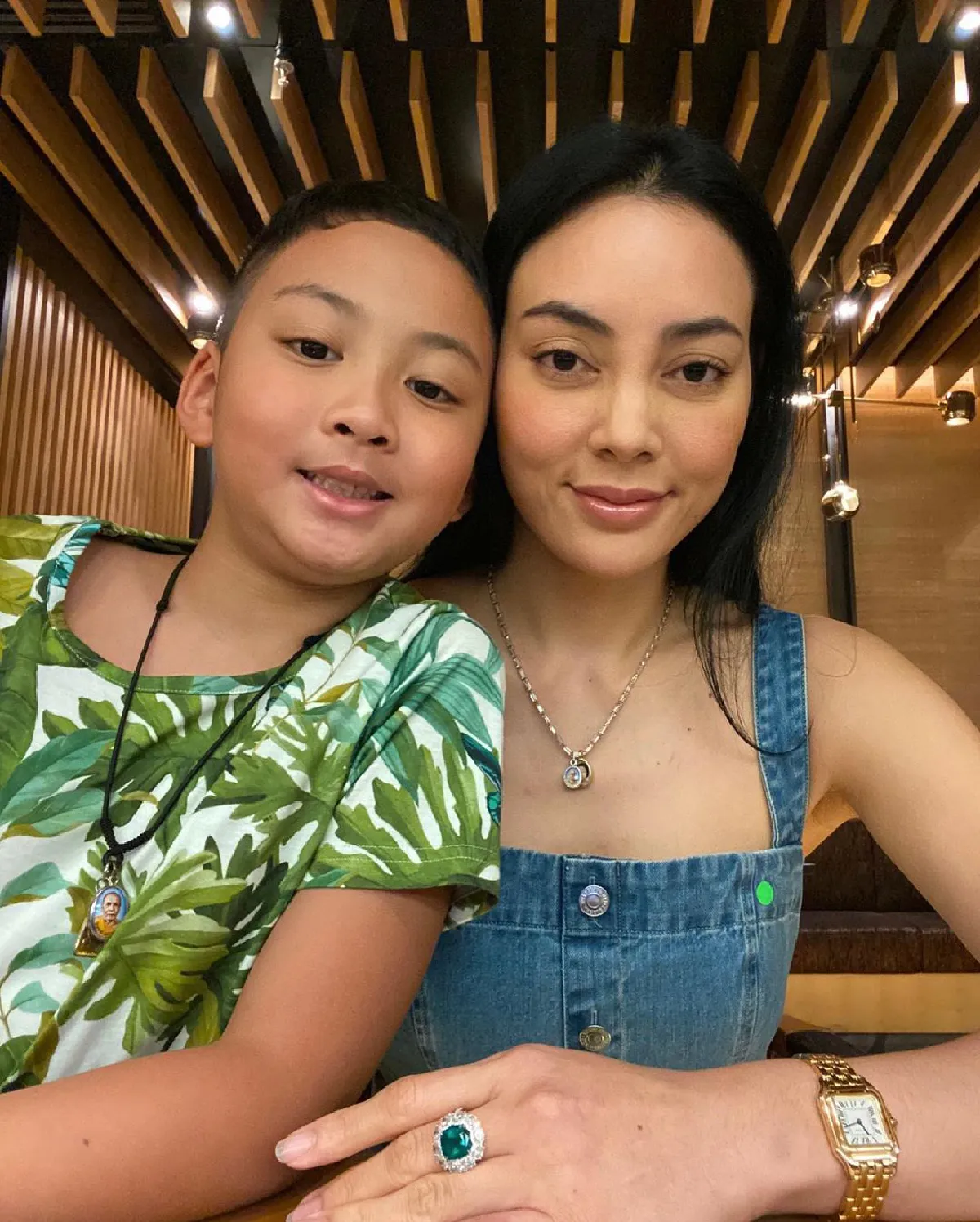 ตั๊ก บงกช ทำบุญซื้อต้นไม้ใหญ่ 4 แสนกว่าบาท ถวายเป็นเจดีย์ต้นไม้ 