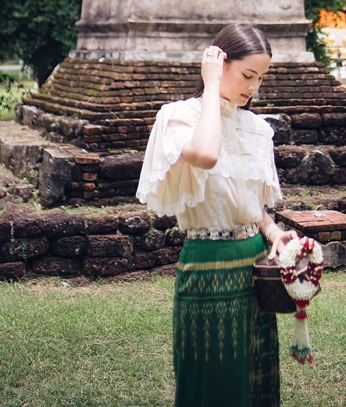 ถึงกับอึ้งหนักราคาเสื้อลูกไม้ที่ใส่ไปวัดของ “ญาญ่า อุรัสยา” ราคาเหยียบแสน