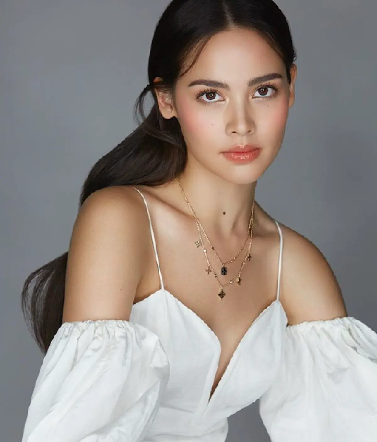 ถึงกับอึ้งหนักราคาเสื้อลูกไม้ที่ใส่ไปวัดของ “ญาญ่า อุรัสยา” ราคาเหยียบแสน