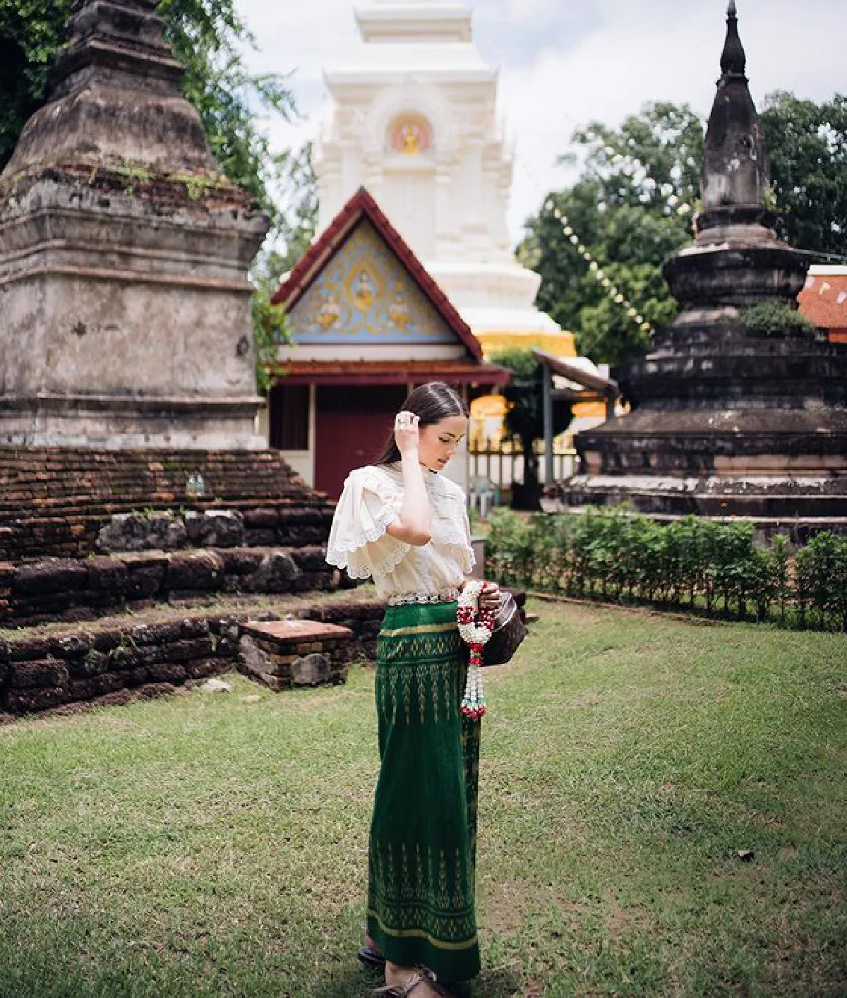 ถึงกับอึ้งหนักราคาเสื้อลูกไม้ที่ใส่ไปวัดของ “ญาญ่า อุรัสยา” ราคาเหยียบแสน