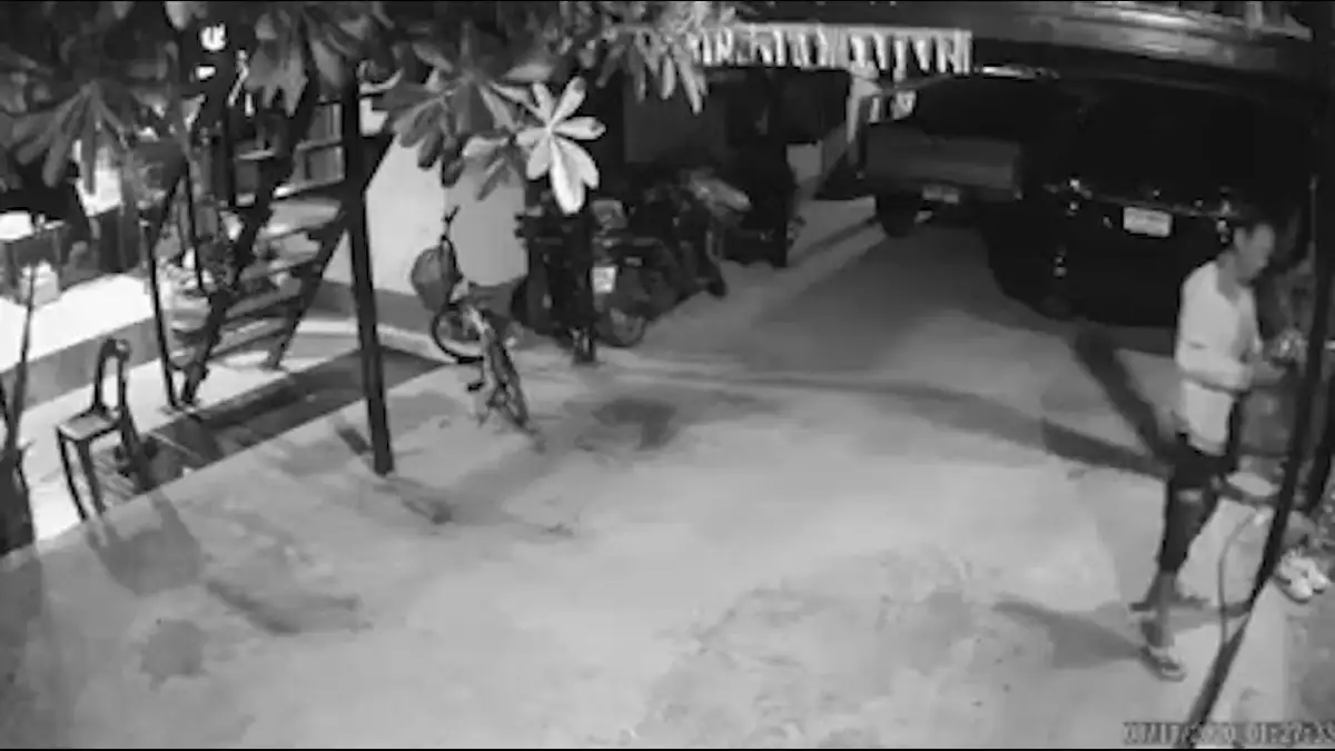 แบบนี้ก็มีด้วย!ชายแปลกหน้าย่องเข้าครัวทำกับข้าวกลางดึกอ้างหิว