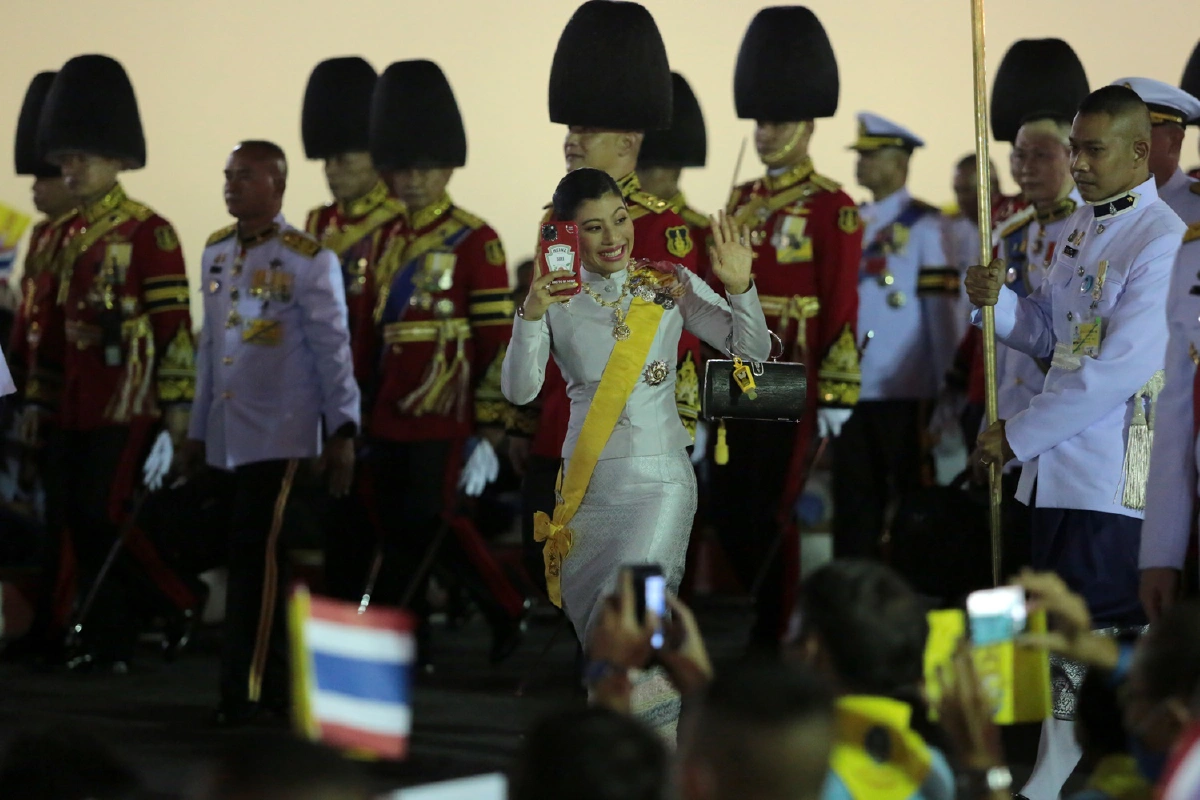 ในหลวง-พระราชินีทรงโบกพระหัตถ์ แย้มพระสรวลแก่พสกนิกรมาเข้าเฝ้าฯรับเสด็จ