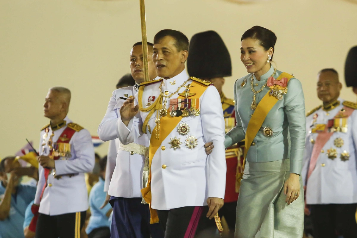 ในหลวง-พระราชินีทรงโบกพระหัตถ์ แย้มพระสรวลแก่พสกนิกรมาเข้าเฝ้าฯรับเสด็จ
