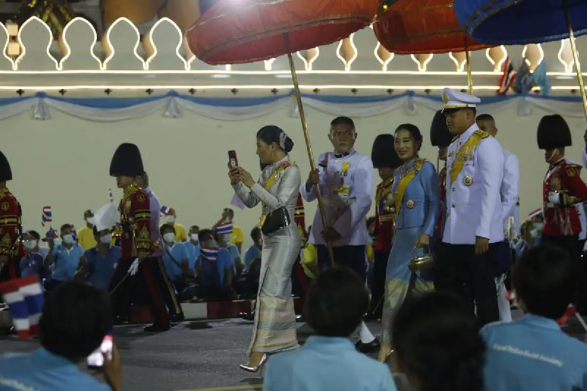 ในหลวง-พระราชินีทรงโบกพระหัตถ์ แย้มพระสรวลแก่พสกนิกรมาเข้าเฝ้าฯรับเสด็จ