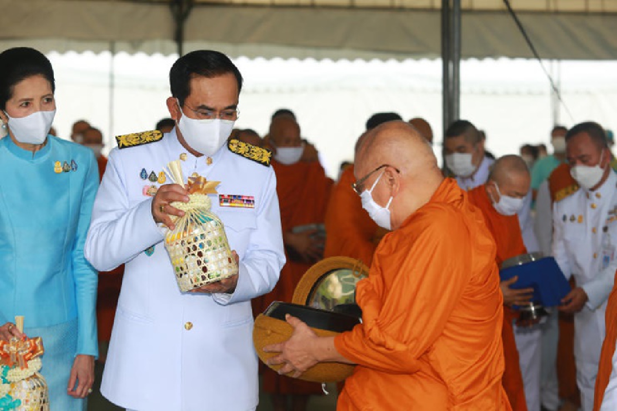 นายกฯ เป็นประธานทำบุญตักบาตรถวายพระราชกุศลฯ นายกฯ เป็นประธานทำบุญตักบาตรถวายพระราชกุศลฯ