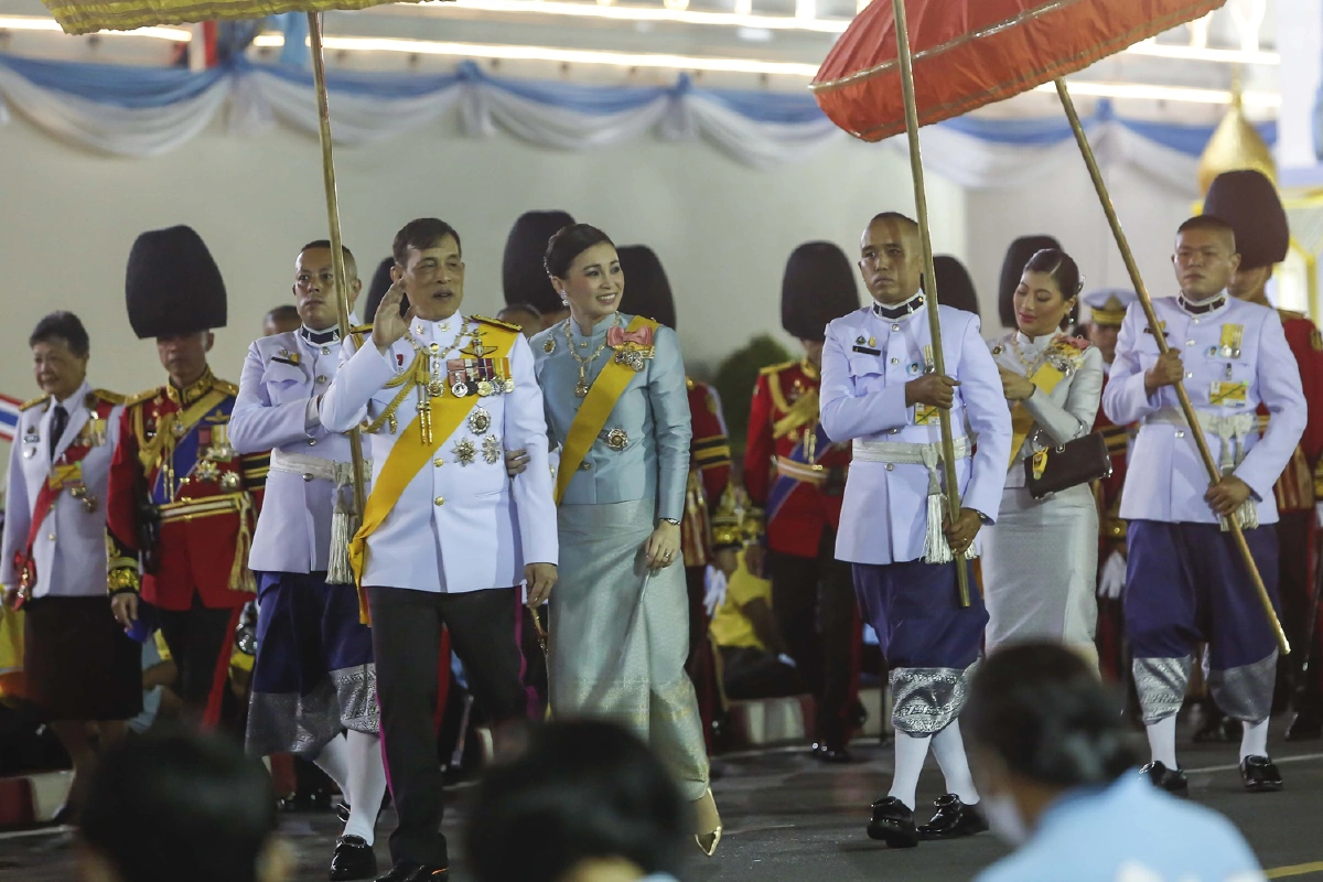 ในหลวง-พระราชินีทรงโบกพระหัตถ์ แย้มพระสรวลแก่พสกนิกรมาเข้าเฝ้าฯรับเสด็จ