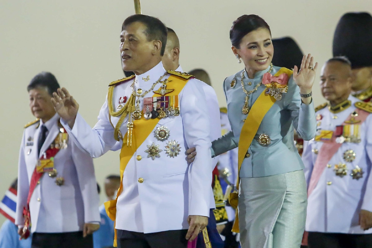 ในหลวง-พระราชินีทรงโบกพระหัตถ์ แย้มพระสรวลแก่พสกนิกรมาเข้าเฝ้าฯรับเสด็จ