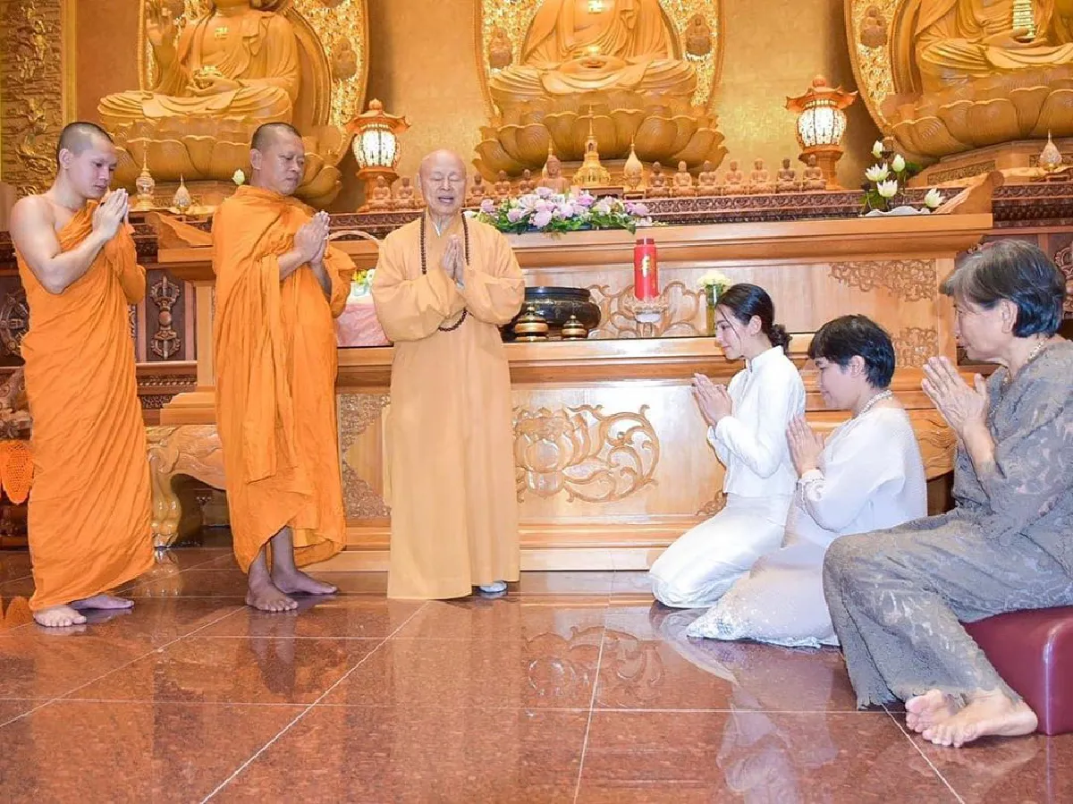 เบลล่า ควง คุณแม่ปราณี เข้าวัดทำบุญรับสิ่งดีๆในวันแม่แห่งชาติ