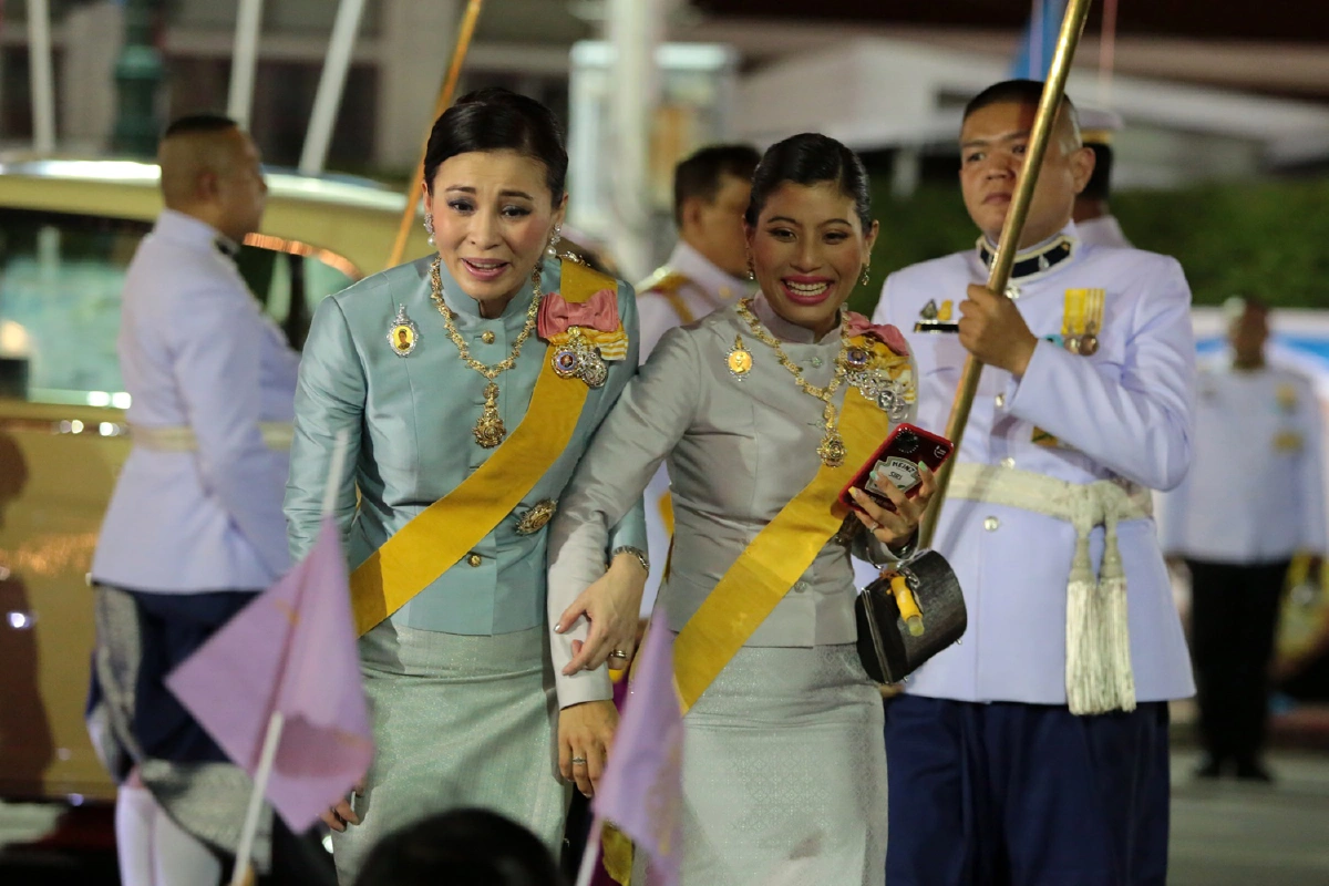 ในหลวง-พระราชินีทรงโบกพระหัตถ์ แย้มพระสรวลแก่พสกนิกรมาเข้าเฝ้าฯรับเสด็จ