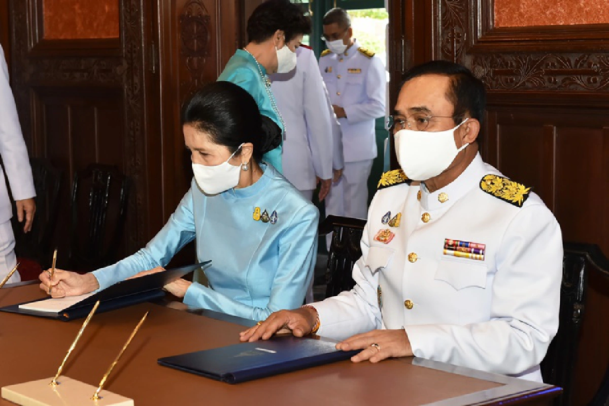 นายกฯ เป็นประธานทำบุญตักบาตรถวายพระราชกุศลฯ