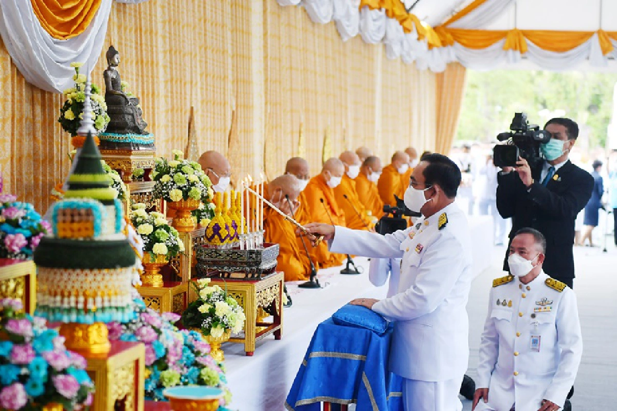 นายกฯ เป็นประธานทำบุญตักบาตรถวายพระราชกุศลฯ