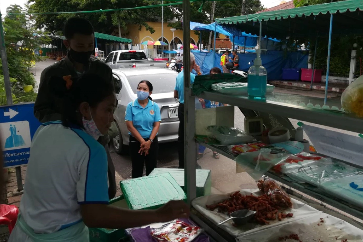 พ่อค้าใจดีทอดไก่และหมูแจกฟรี วันแม่ ถวายเป็นพระราชกุศลเฉลิมพระชนมพรรษา