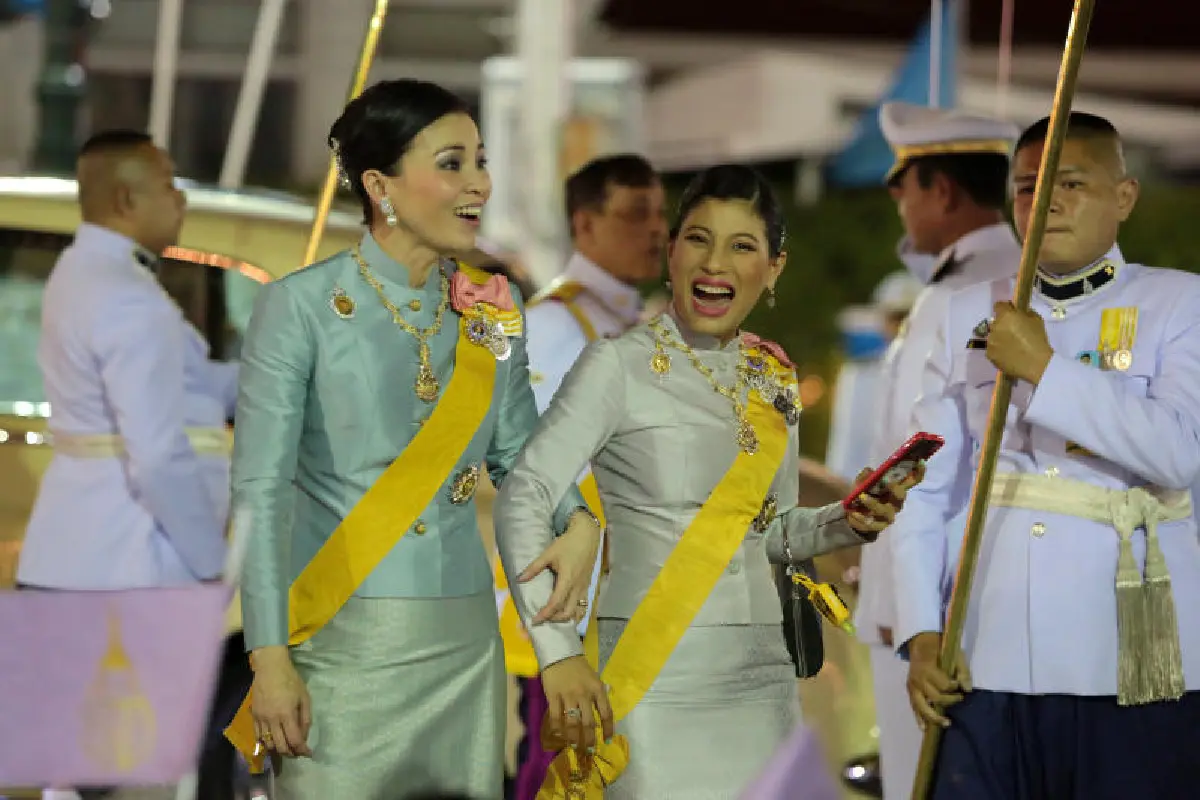 ในหลวง-พระราชินีทรงโบกพระหัตถ์ แย้มพระสรวลแก่พสกนิกรมาเข้าเฝ้าฯรับเสด็จ
