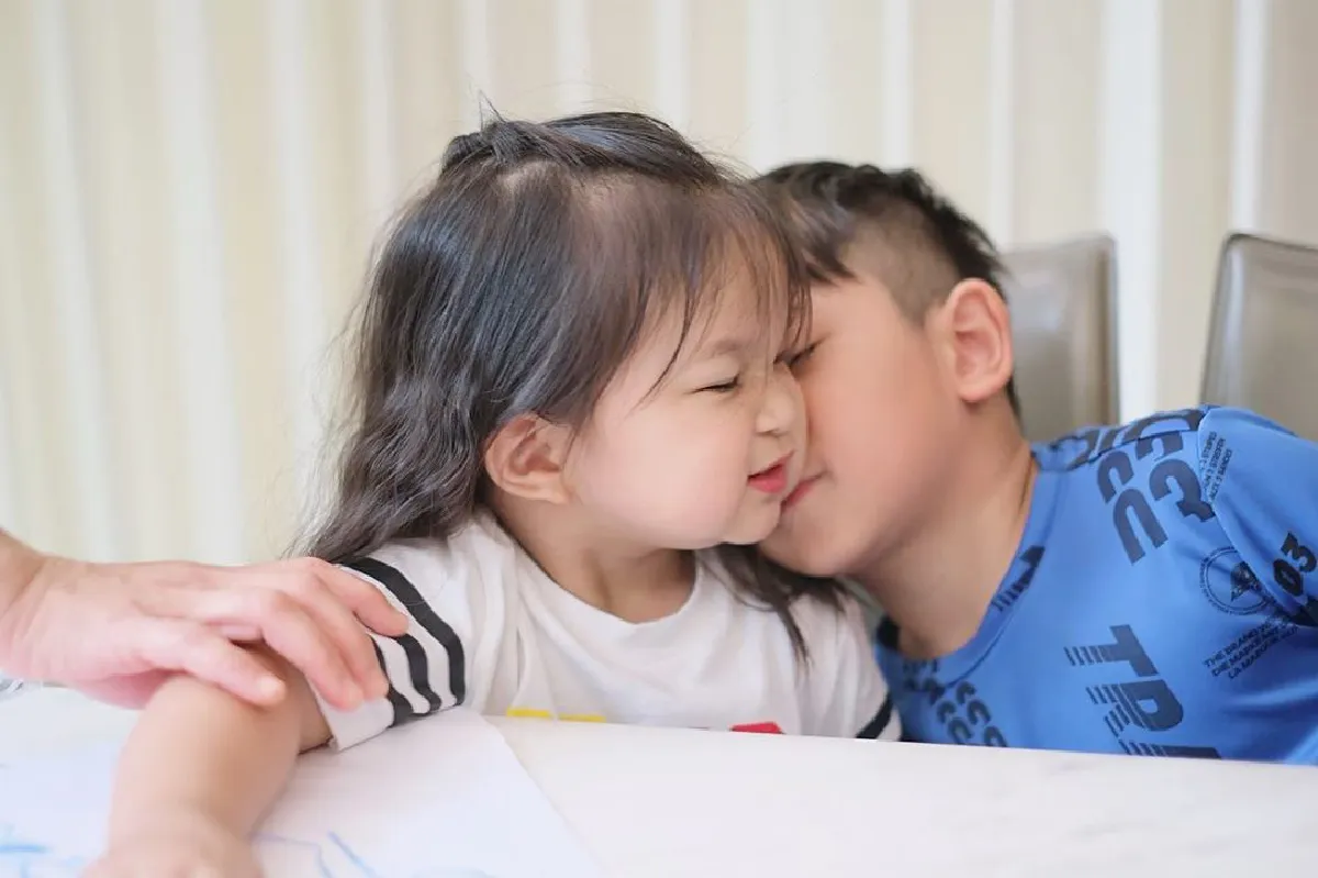 เป้ย ปานวาด ดีใจจนกรี๊ดแตก น้องโปรด-ปาลิน ทำการ์ดให้เซอร์ไพรส์ในวันแม่