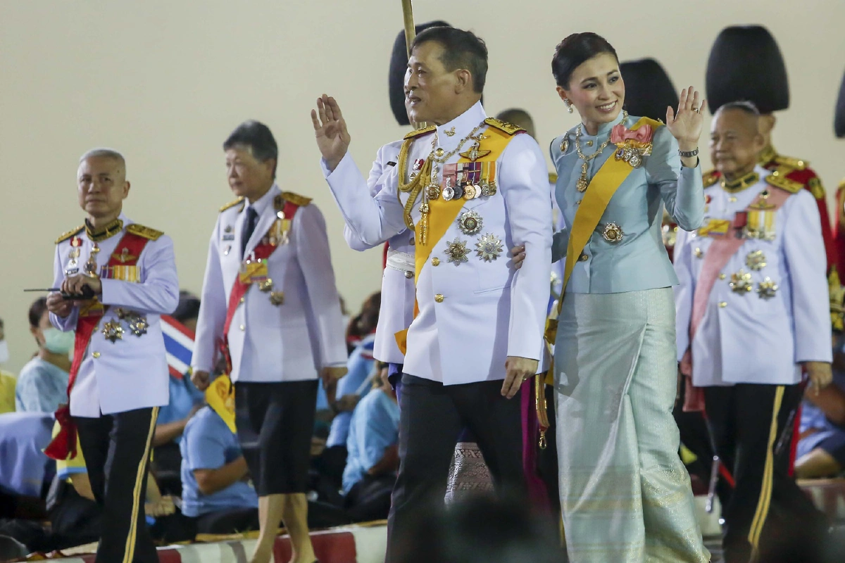 ในหลวง-พระราชินีทรงโบกพระหัตถ์ แย้มพระสรวลแก่พสกนิกรมาเข้าเฝ้าฯรับเสด็จ