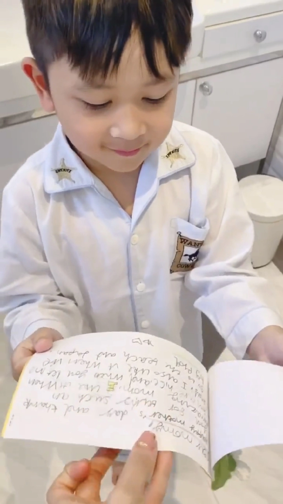 เป้ย ปานวาด ดีใจจนกรี๊ดแตก น้องโปรด-ปาลิน ทำการ์ดให้เซอร์ไพรส์ในวันแม่