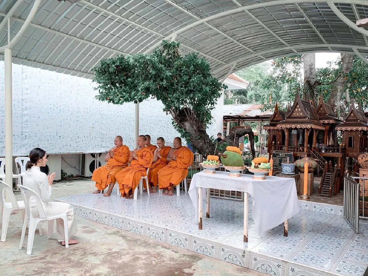 เบลล่า ควง คุณแม่ปราณี เข้าวัดทำบุญรับสิ่งดีๆในวันแม่แห่งชาติ