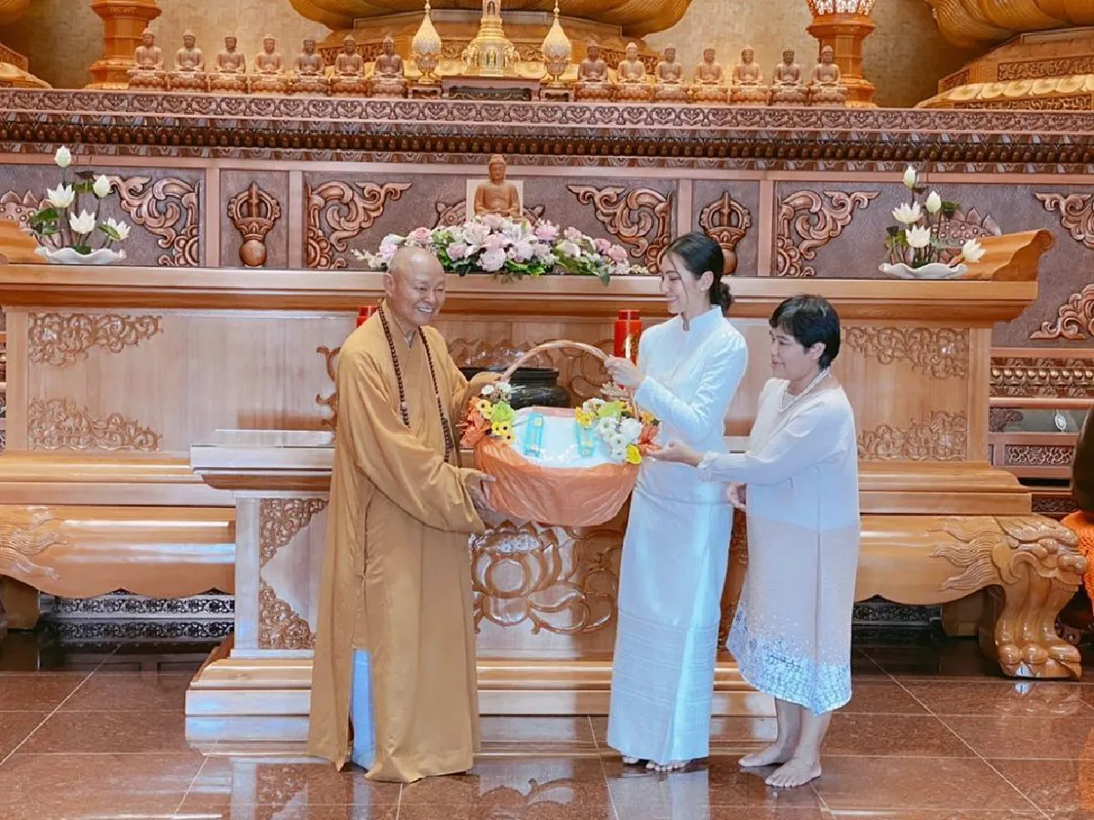 เบลล่า ควง คุณแม่ปราณี เข้าวัดทำบุญรับสิ่งดีๆในวันแม่แห่งชาติ