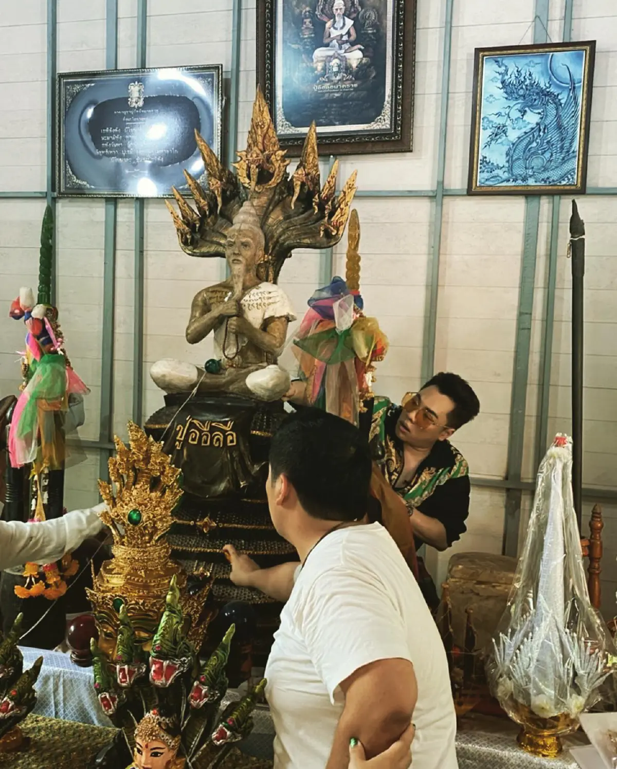 “มดดำ” ร่วมบวงสรวงศาลปู่อือลือ ดันจับสังเกตภาพควันธูปคล้ายเศียรพญานาค