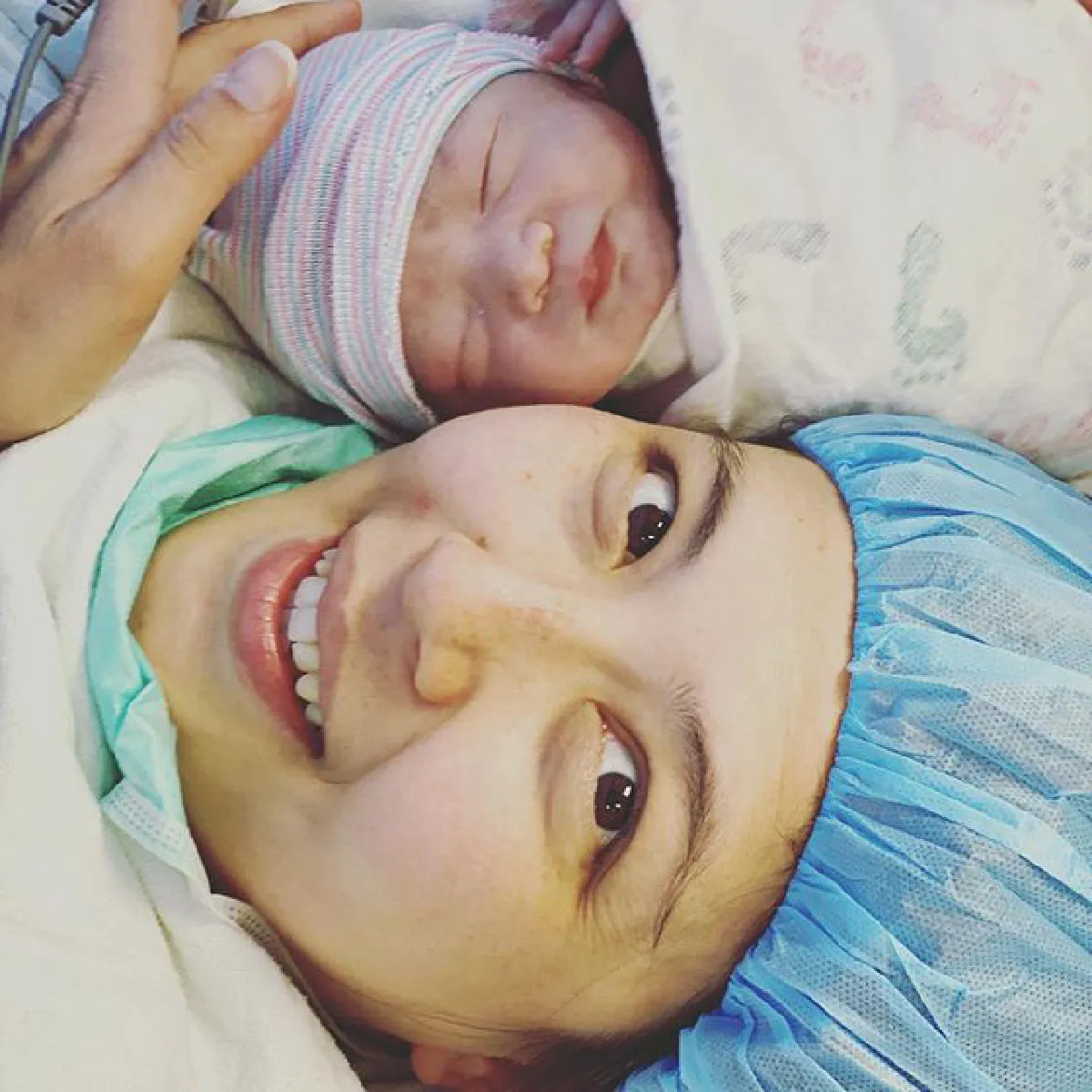 เจนนิเฟอร์ โปลิตานนท์ ส่งภาพอัปเดตจากห้องคลอด หลังให้กำเนิดลูกสาวคนที่สาม