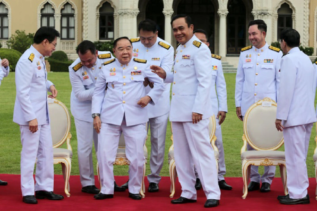 ครม.ใหม่ถ่ายรูปหมู่ชื่นมื่น! "อนุชา" กราบแทบตัก"บิ๊กป้อม" "บิ๊กตู่" กระเซ้า ชี้ที่แหวน นาฬิกา