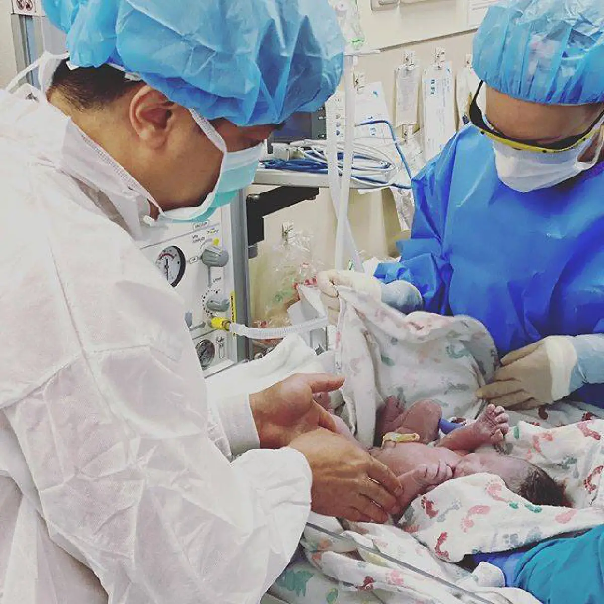 เจนนิเฟอร์ โปลิตานนท์ ส่งภาพอัปเดตจากห้องคลอด หลังให้กำเนิดลูกสาวคนที่สาม