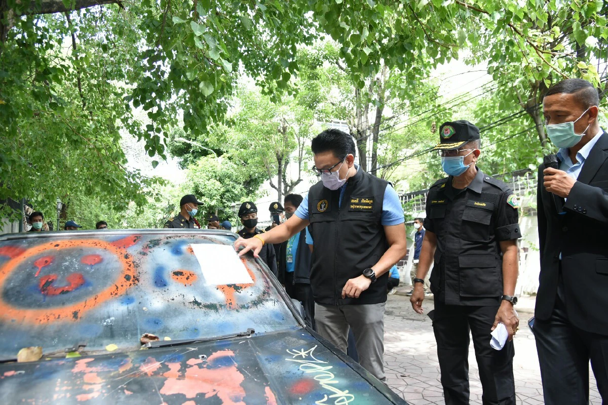 กทม.เร่งย้ายซากรถจอดเกะกะทั่วกรุงกว่า 400 คันเพื่อคืนพื้นที่ถนน