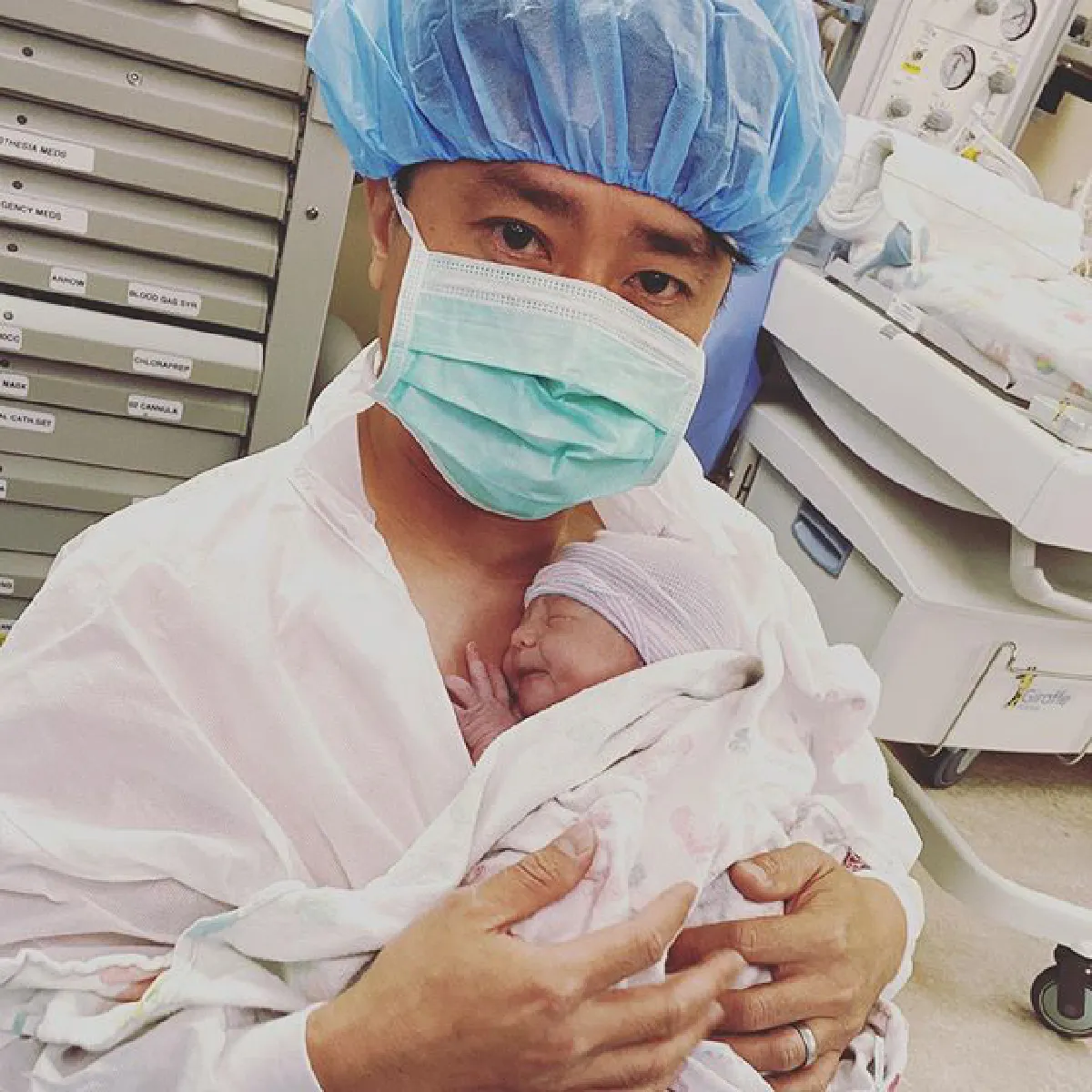 เจนนิเฟอร์ โปลิตานนท์ ส่งภาพอัปเดตจากห้องคลอด หลังให้กำเนิดลูกสาวคนที่สาม