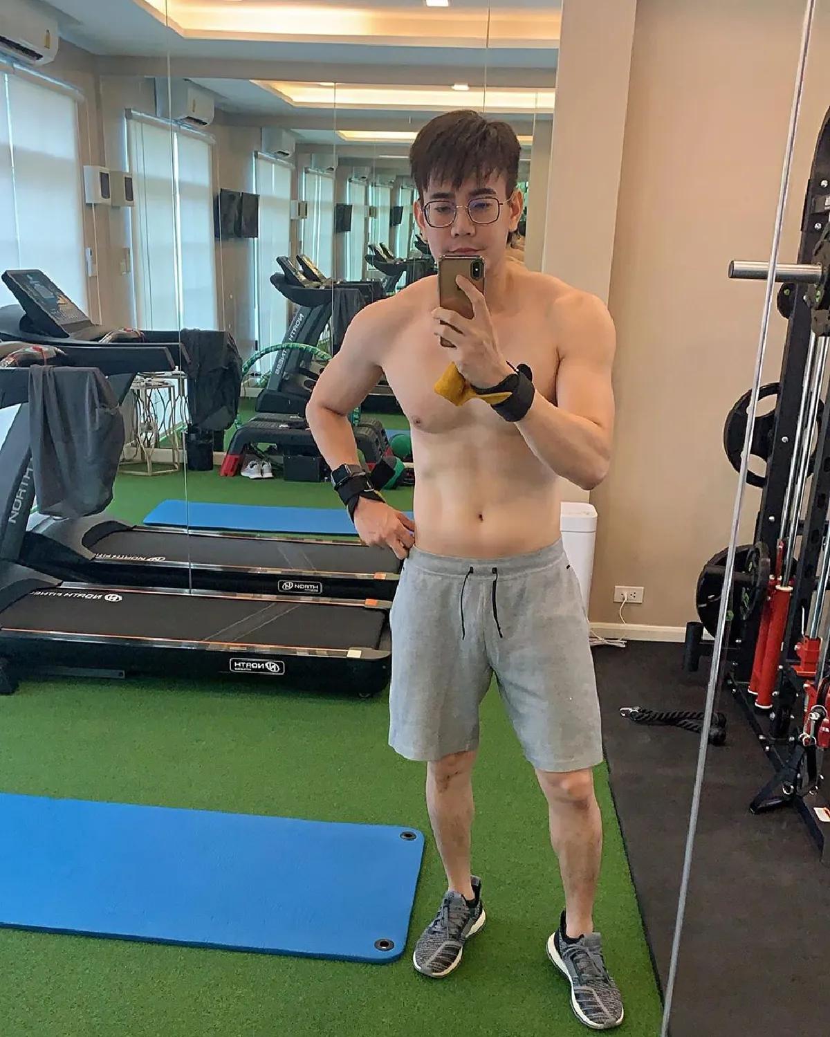 ตาเกือบบอด! ฟลุค จิระ แชร์อุทาหรณ์คอนแทคเลนส์ขาด ติดคาลูกตา 10 ชม.