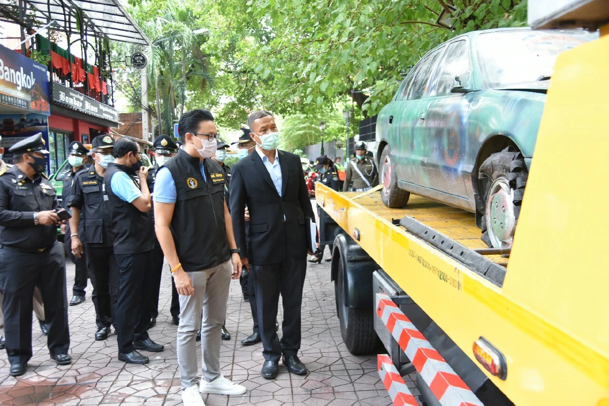 กทม.เร่งย้ายซากรถจอดเกะกะทั่วกรุงกว่า 400 คันเพื่อคืนพื้นที่ถนน