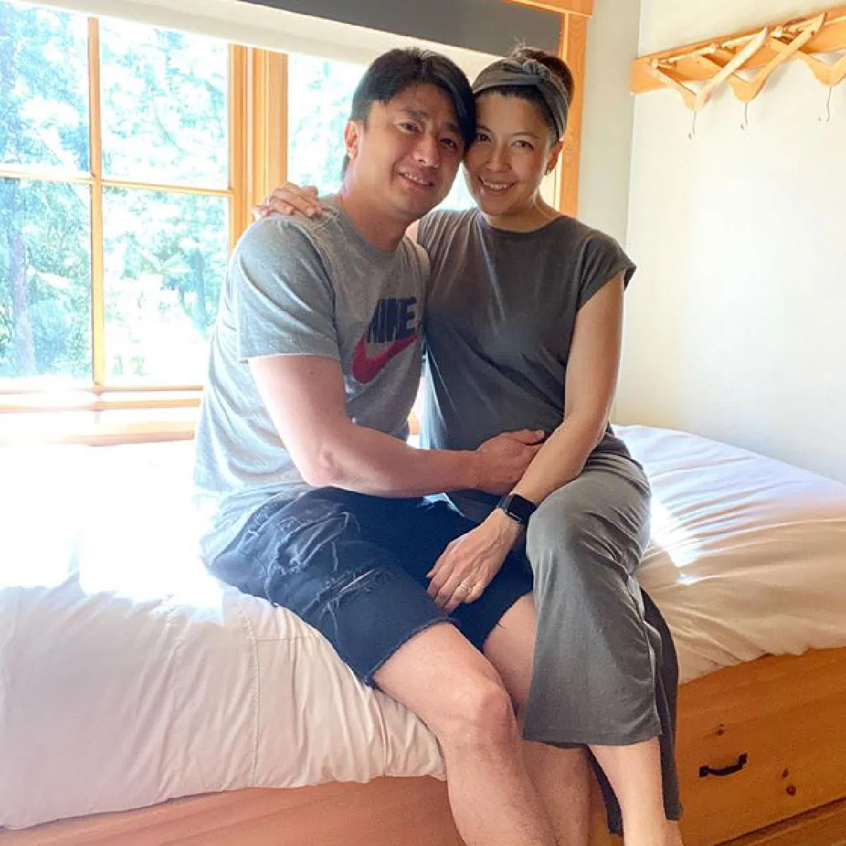 เจนนิเฟอร์ โปลิตานนท์ ส่งภาพอัปเดตจากห้องคลอด หลังให้กำเนิดลูกสาวคนที่สาม