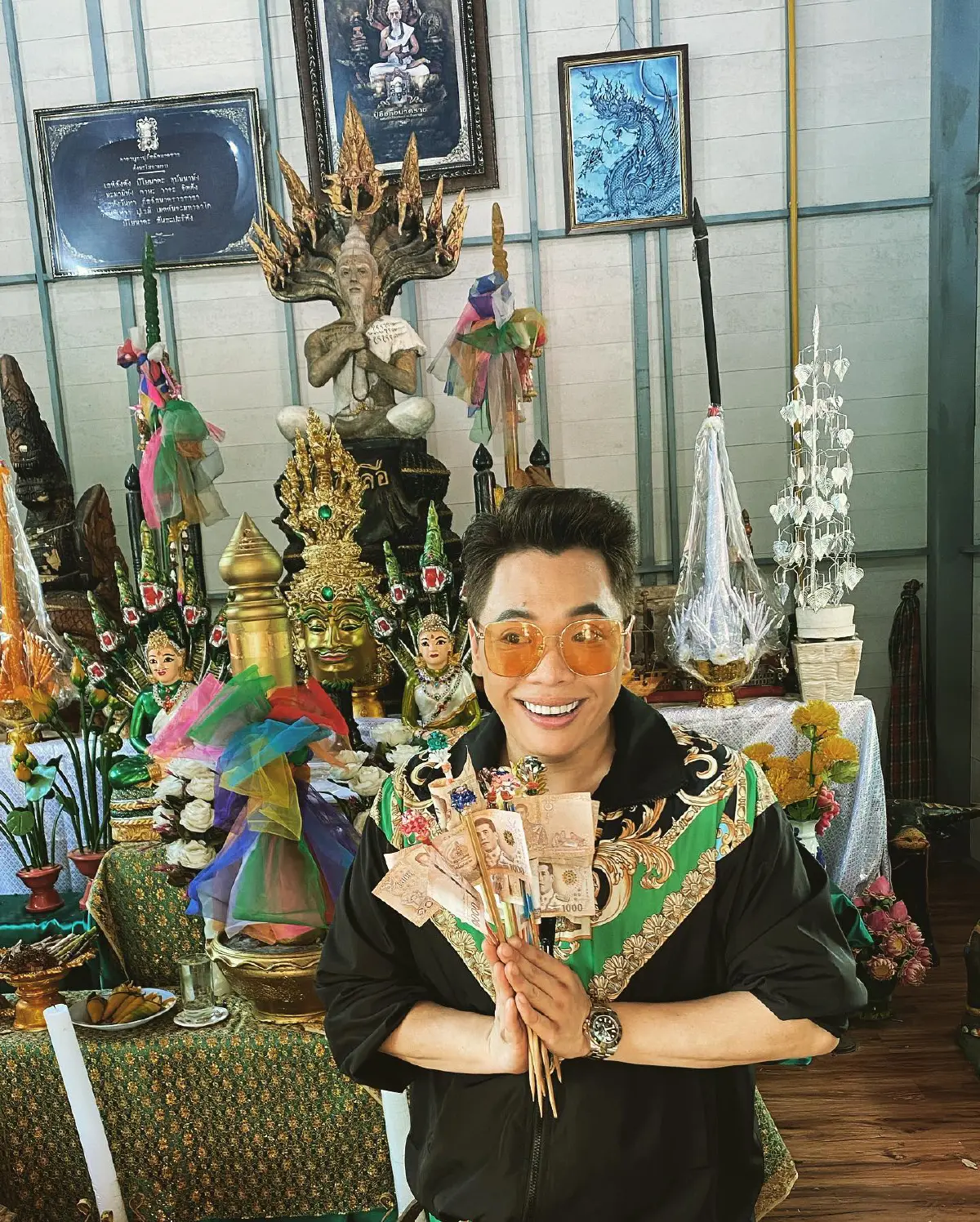 “มดดำ” ร่วมบวงสรวงศาลปู่อือลือ ดันจับสังเกตภาพควันธูปคล้ายเศียรพญานาค