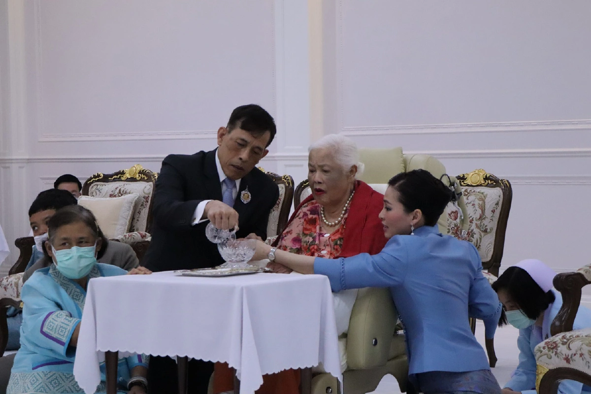 ปลื้มปิติ! พระบรมราชชนนีพันปีหลวง ทรงบำเพ็ญพระราชกุศลวันเฉลิมพระชนมพรรษา