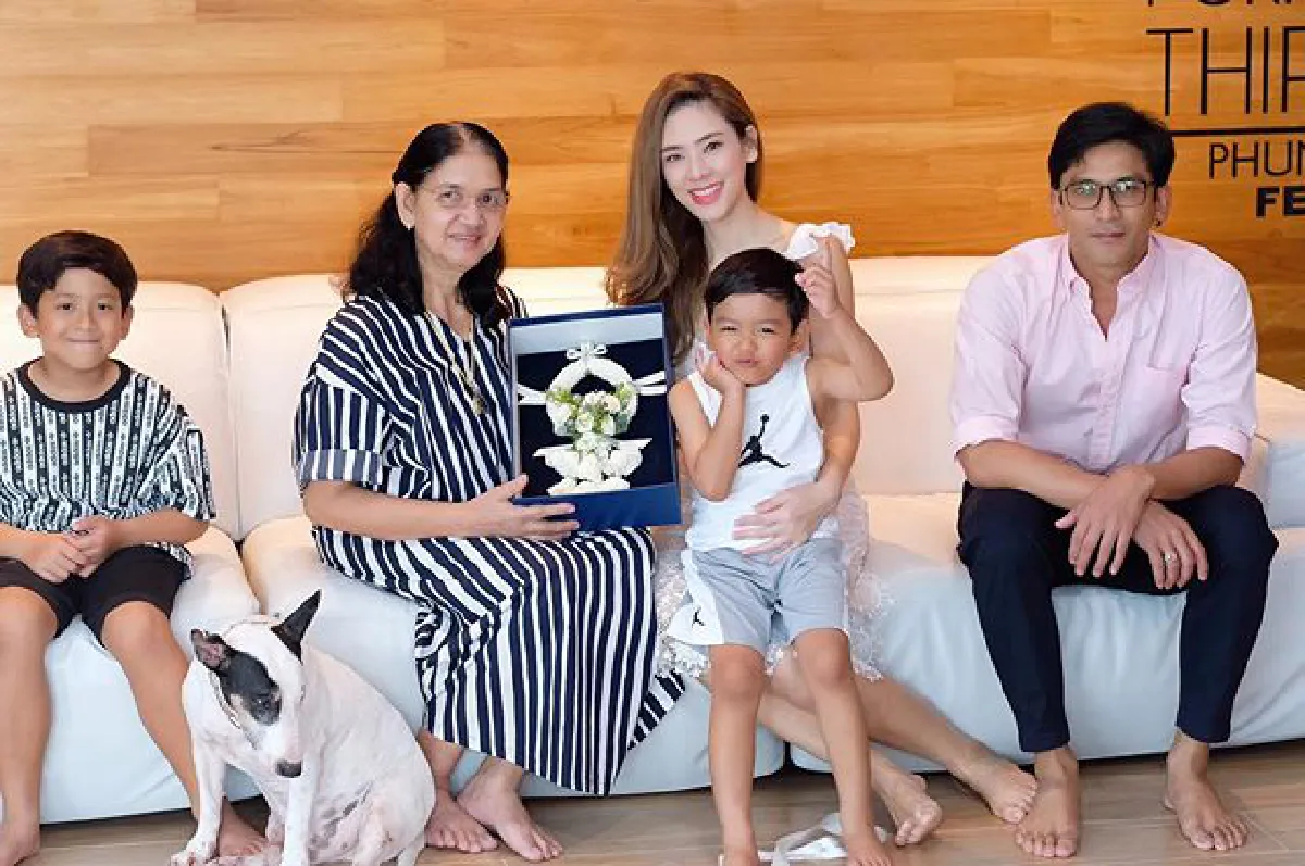 ไม่อายใคร! ป๋อ ณัฐวุฒิ ยกมือไหว้ขอบคุณ เอ๋ พรทิพย์ นับถือใจคนเป็นแม่