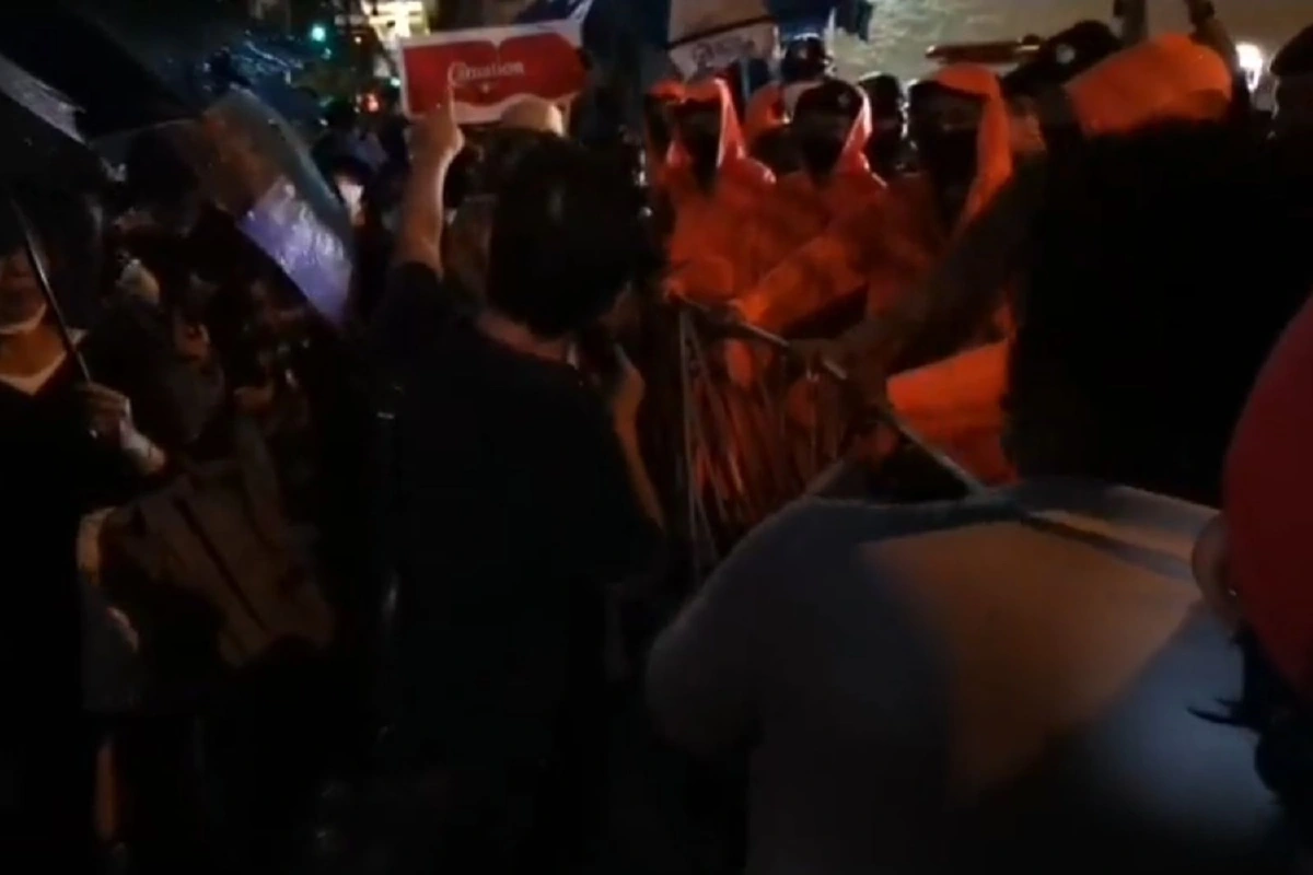 แห่ให้กำลังใจเพนกวิน ตำรวจไม่ย้ายที่คุมขัง