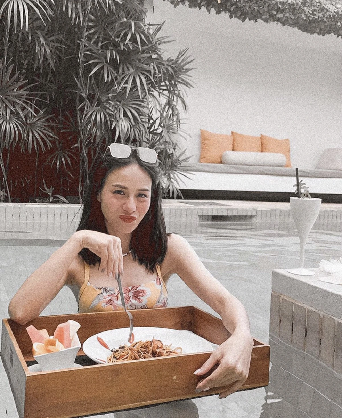 ซูมความแซ่บ! รถเมล์ คะนึงนิจ เซ็กซี่มุมสูง! อวดหุ่นสวยในชุดว่ายน้ำ