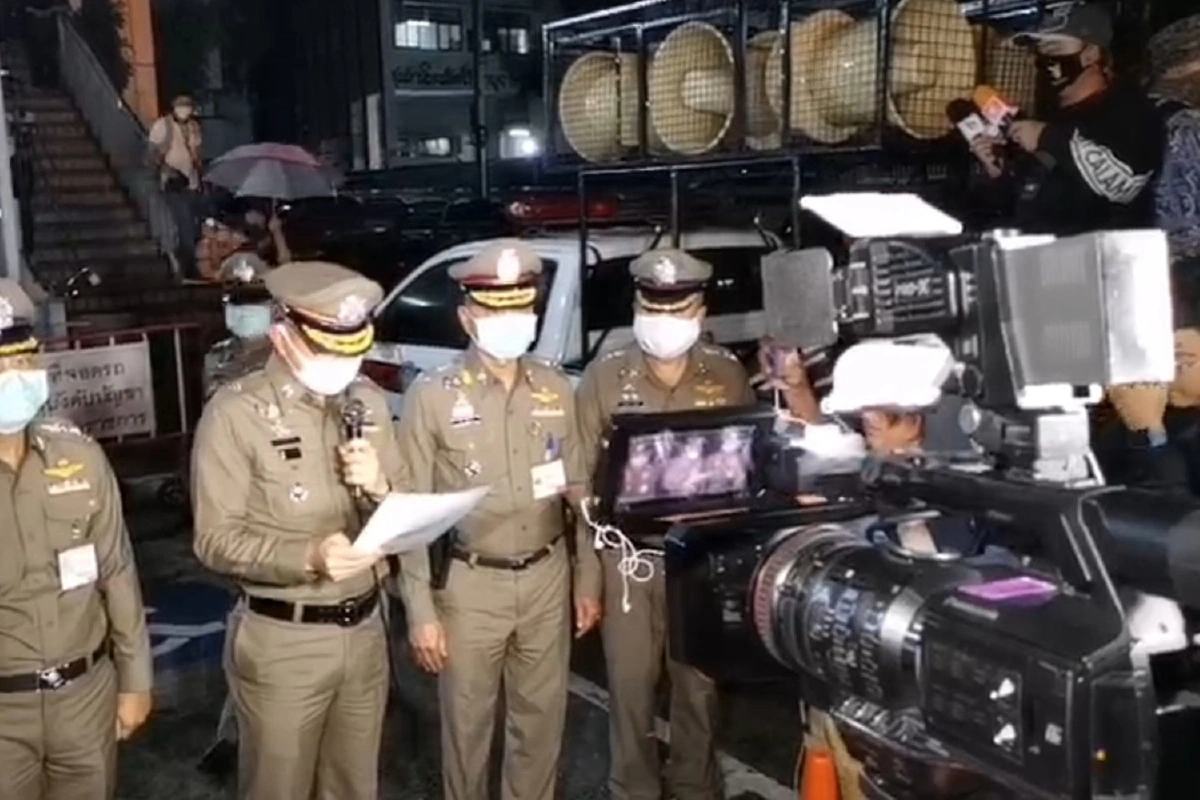 แห่ให้กำลังใจเพนกวิน ตำรวจไม่ย้ายที่คุมขัง