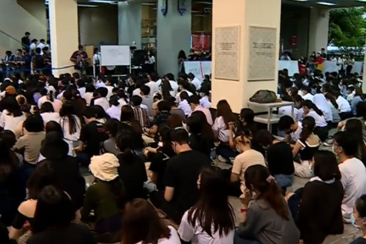 จุฬาฯคึก นิสิตเมินคำสั่งห้ามชุมนุม จี้หยุดคุกคามประชาชน