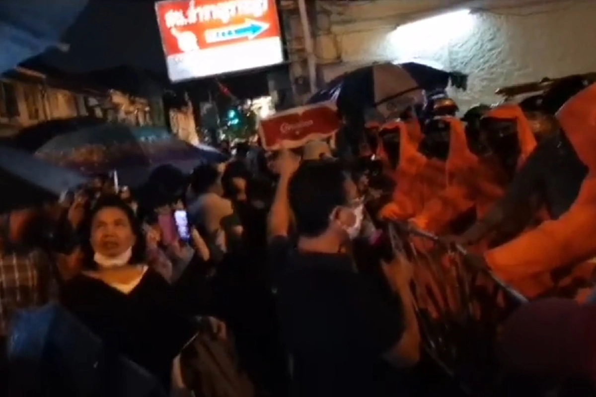 แห่ให้กำลังใจเพนกวิน ตำรวจไม่ย้ายที่คุมขัง