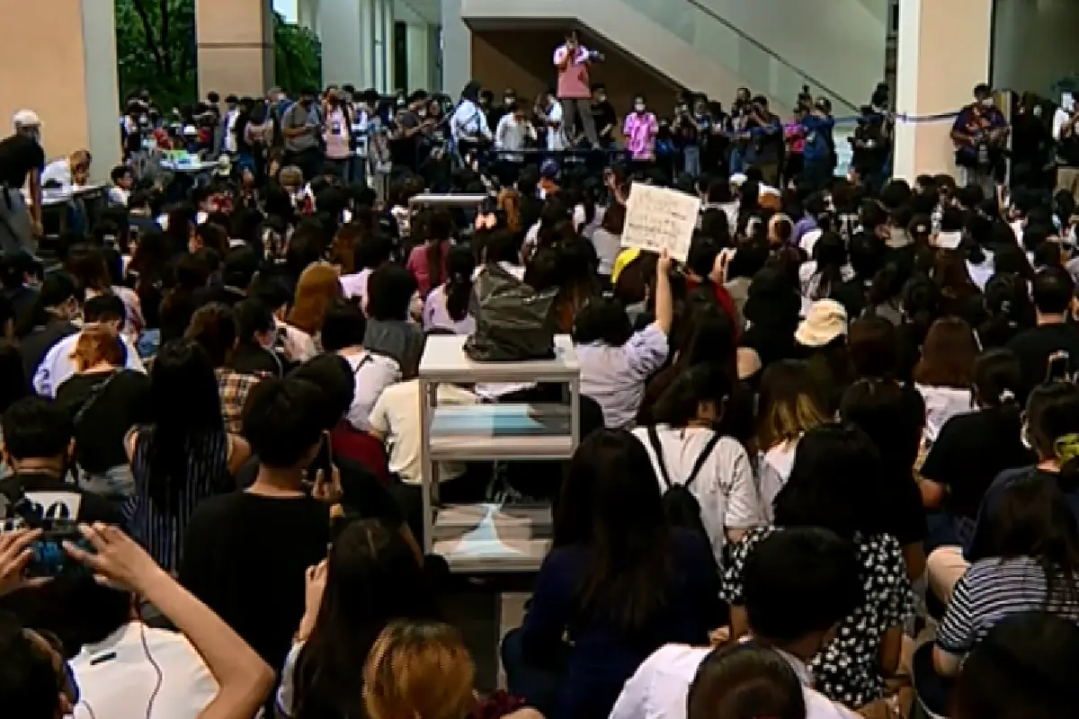 จุฬาฯคึก นิสิตเมินคำสั่งห้ามชุมนุม จี้หยุดคุกคามประชาชน