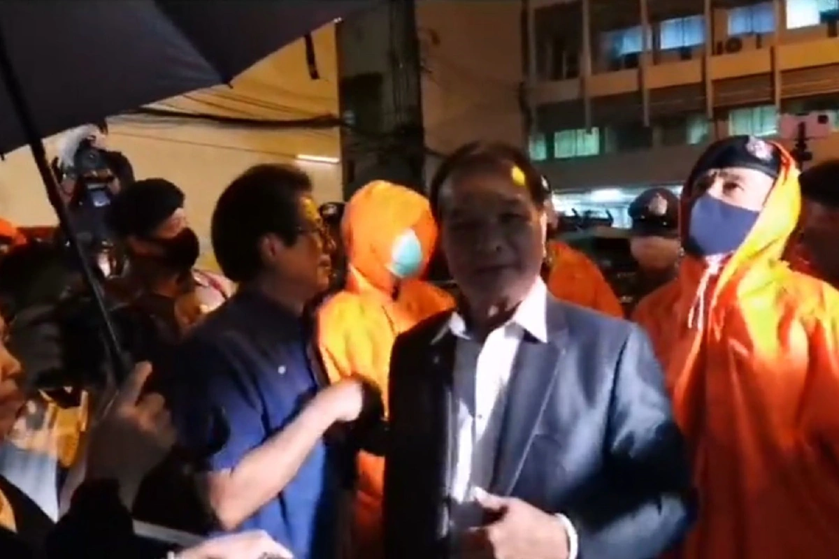 แห่ให้กำลังใจเพนกวิน ตำรวจไม่ย้ายที่คุมขัง