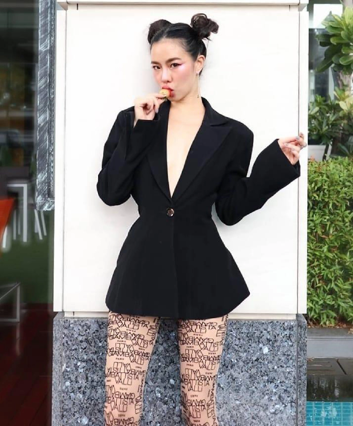 หมวยแซ่บเว่อร์! คริส หอวัง กับชุดแนบเนื้ออวดหุ่นสวยตั้งแต่หัวจรดเท้า 