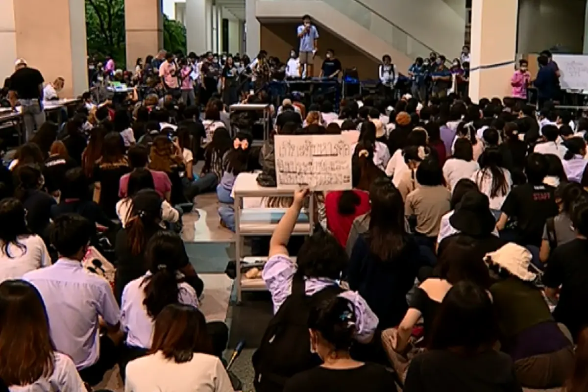 จุฬาฯคึก นิสิตเมินคำสั่งห้ามชุมนุม จี้หยุดคุกคามประชาชน