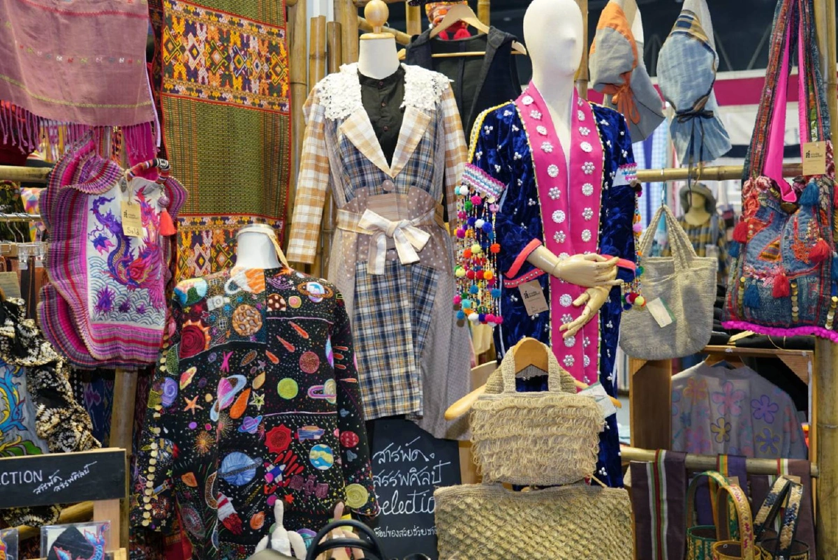 พช.ปลื้มยอดขายงานโอทอปศิลปาชีพฯทะลุเป้า 300 ล้าน